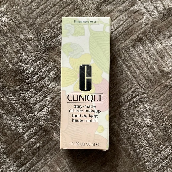 Clinique stay matte oil free makeup “8 golden neutral” shade - Picture 1 of 6